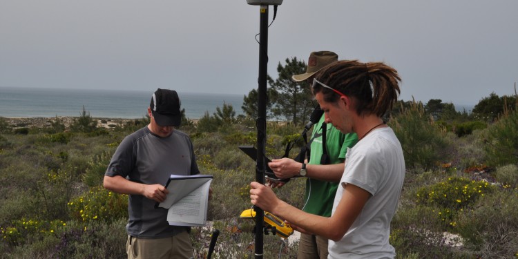 Forscher bei der Aufnahme hyperspektraler Bilder von Blättern diverser Pflanzenarten mit dem Feldspektrometer (links André Große-Stoltenberg, vorne rechts Jan Lehmann von der Uni Münster)<address>&copy; privat</address>