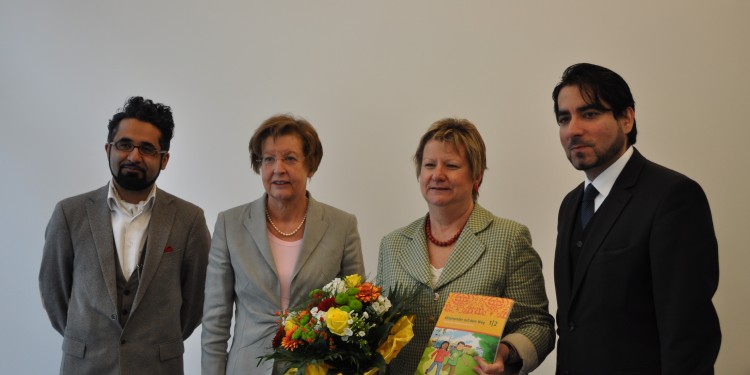 Dr. Milad Karimi (l.) und Prof. Dr. Mouhanad Khorchide (r.) vom Zentrum für Islamische Theologie mit Schulministerin Sylvia Löhrmann (2.v.r.) und WWU-Rektorin Prof. Dr. Ursula Nelles<address>&copy; WWU</address>