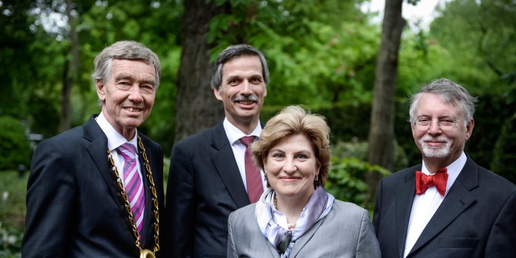 Die neuen Akademie-Mitglieder Prof. Dr. Christine Schmitz und Prof. Dr. Erhart Graefe (r.) mit Akademie-Präsident Prof. Dr. Dr. Hanns Hatt (l.) und WWU-Prorektor Prof. Dr. Jörg Becker<address>&copy; AWK NRW</address>