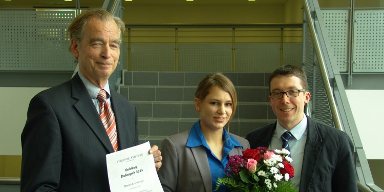 Stifter Prof. Dr. Eugen Verspohl, Preisträgerin Marina Szermerski und Betreuer Dr. Ralph Holl (v. l.)<address>&copy; WWU</address>
