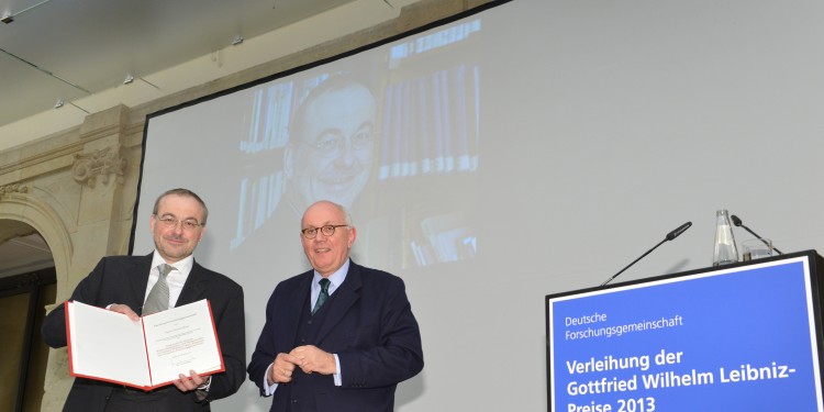 DFG-Präsident Prof. Dr. Peter Strohschneider (r.) gratuliert Prof. Dr. Thomas Bauer<address>© DFG - David Ausserhofer</address>