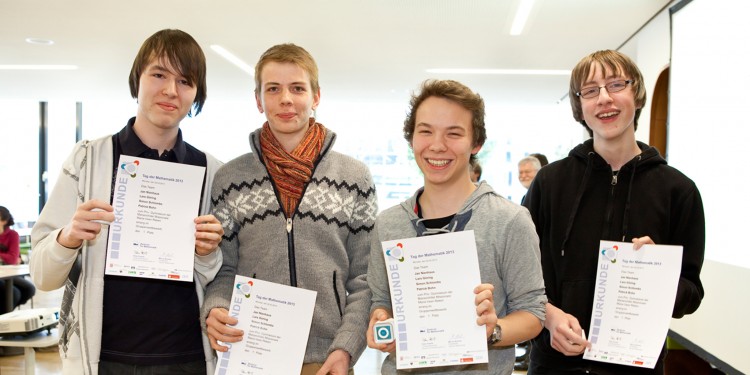 Gruppensieger beim Tag der Mathematik (v.l.): Patrick Bohn, Felix Schmidt, Dennis Meis und Jan Nienhaus vom Gymnasium der Mariannhiller Missionare in Maria Veen aus Reken. Die Schule stellte mit Jan Nienhaus auch den Einzelsieger.<address>&copy; LVM Versicherung</address>