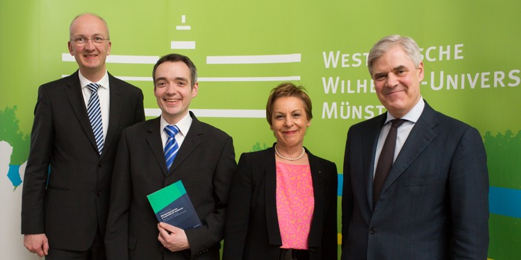 Bei der Preisverleihung (v.l.): Der Dekan der Wirtschaftswissenschaftlichen Fakultät, Prof. Dr. Christoph Watrin, Preisträger Friedrich Sommer, Prof. Dr. Theresia Theurl, Preistifter Dr. Andreas Dombret<address>&copy; WWU - Peter Lessmann</address>