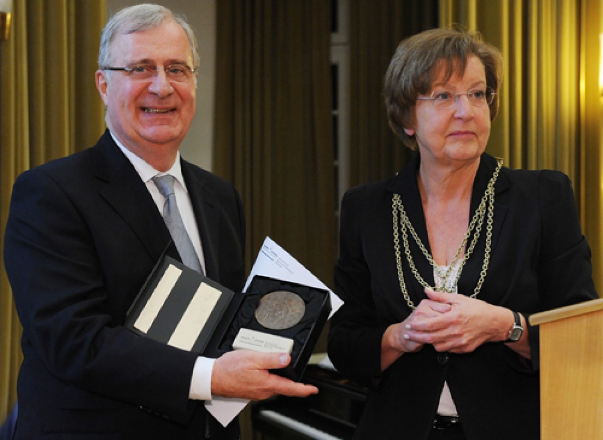Jochen Herwig wurde ebenfalls mit der Universitätsmedaille für sein Engagement zugunsten der Universität Münster geehrt. © WWU-Peter Grewer