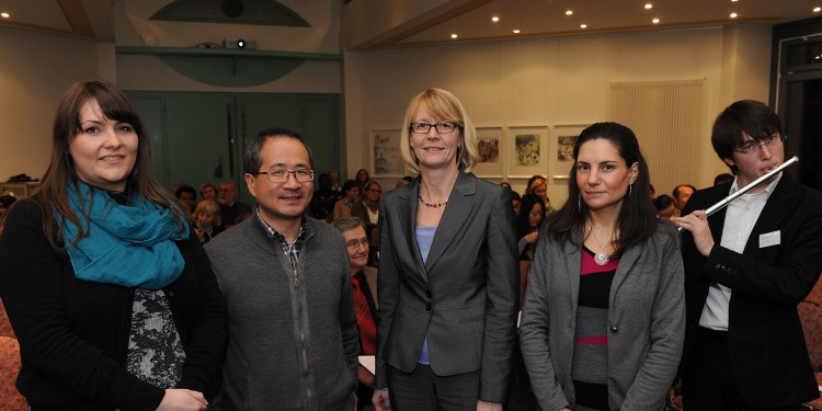 Rustem Skahabiev von der Musikhochschule, Tsevta Nikolova, Prorektorin Prof. Cornelia Denz, Prof. Weiqi Zhang und Claudia Wennemer (International Office) (v.r.)<address>&copy; WWU - Peter Grewer</address>