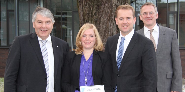 Carina Kraft mit Dr. Gerald Kirchner (Leiter Innovationsmanagement, BYK-Chemie GmbH, Wesel),  Dr. Matthias Hornke (Grosse-Hornke Private Consult) und Prof. Dr. Jens Leker (Institut für betriebswirtschaftliches Management); v. l.<address>&copy; WWU/Wirtschaftschemie</address>