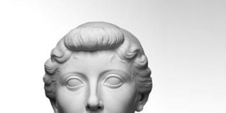 Gipsabguss eines Porträts der Kaiserin Livia aus dem Fayum-Becken in Ägypten (Anfang 1. Jh. n. Chr.), im Vordergrund eine Terrakotte aus Boiotien in Griechenland (500-480 v. Chr.)<address>&copy; WWU/Archäologisches Museum</address>