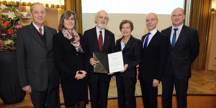 Stifter Dr. Hans-Joachim Vits, Laudatorin Prof. Dr. Barbara Stollberg-Rilinger, Preisträger Prof. Dr. Dr. h. c. Dietmar Willoweit, Rektorin Prof. Dr. Ursula Nelles, Förderkreis-Vorsitzender Dr. Paul-Josef Patt und Kanzler Matthias Schwarte (v. l.)<address>© WWU - Peter Grewer</address>