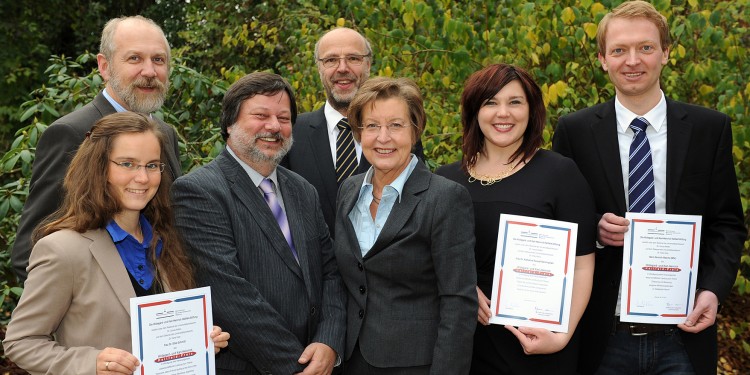 Reihe vorn: Dr. Silke Mechernich, Dekan Prof. Dr. Hans Kerp, Rektorin Prof. Dr. Ursula Nelles, Dr. Katherine Russell Bermingham und Dominik Wesche; hinten: Prof. Dr. Harald Strauß und Dr. Michael Heitfeld (v. l.)<address>&copy; WWU - Peter Grewer</address>