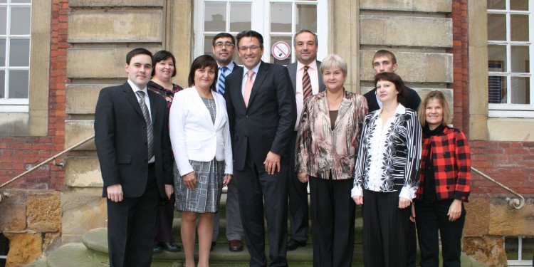 Prorektor Prof. Dr. Stephan Ludwig (Mitte) und Prof. Dr. Norbert Hölzel (5. v. r.) begrüßten die russische Delegation um Prof. Dr. Gulnara Romashkina, Prorektorin für Forschung der Universität Tyumen (3. v. l.).<address>&copy; WWU</address>
