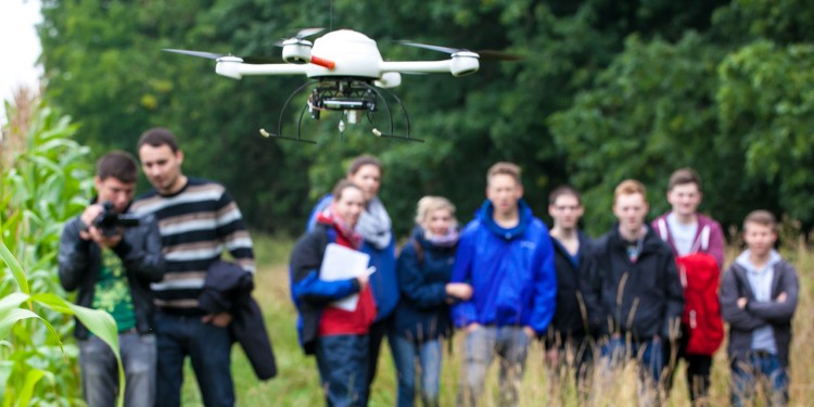 Bei der aktuellen Projektwoche mit der Anne-Frank-Gesamtschule Havixbeck fliegt ein ifgiCopter über einen Acker und liefert Luftbilder zur archäologischen Auswertung.<address>&copy; WWU - Institut für Geoinformatik</address>