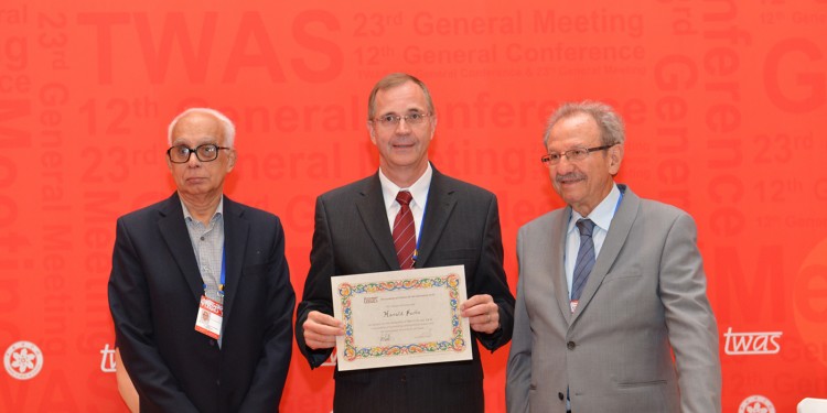 Prof. Dr. Harald Fuchs bei der Übergabe der Aufnahmeurkunde in Tianjin (China)<address>&copy; WWU</address>