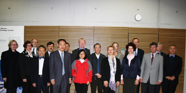 Die Delegation besuchte am Donnerstag das CeNTech (Center for Nano Technology) der Universität Münster.<address>&copy; WWU - Kristin Woltering</address>