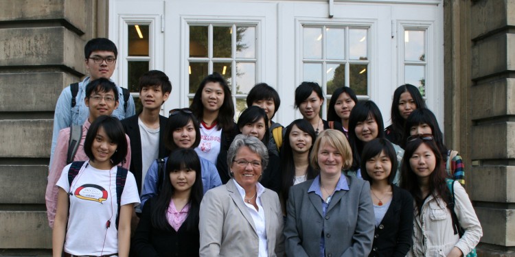 Dr. Marianne Ravenstein, Prorektorin für Lehre und studentische Angelegenheiten, und Dr. Jette Nielsen vom Sprachenzentrum der WWU begrüßten die taiwanesischen Studierenden im münsterschen Schloss.<address>© WWU</address>