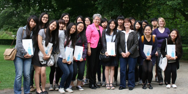 19 Studierende aus Taiwan waren für ein Jahr zu Gast an der Universität Münster. Mit im Bild: Dr. Marianne Ravenstein (Mitte), Renate Otte (8.v.r.) und Jette Nielsen (2.v.r.).<address>© WWU - Kristin Woltering</address>