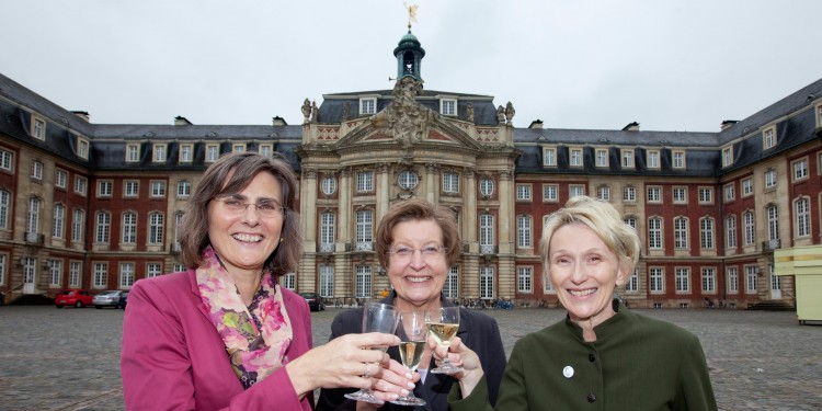 Raising a glass to the twofold success (left to right): Prof. Barbara Stollberg-Rilinger, Rector Prof. Ursula Nelles and Prof. Lydia Sorokin<address>© WWU - Tronquet</address>