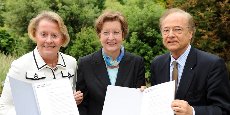 Rektorin Prof. Dr. Ursula Nelles (M.) ernannte Karla Völlm und Prof. Octavio Nüsse zu Ehrenkonsuln der WWU.