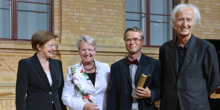 Rektorin Prof. Dr. Ursula Nelles, Bundesforschungsministerin Annette Schavan, Prof. Dr. Michael Weiss, Stiftungs-Präsident Prof. Dr. Helmut Schwarz (von links)<address>&copy; Humboldt-Stiftung/ David Ausserhofer</address>