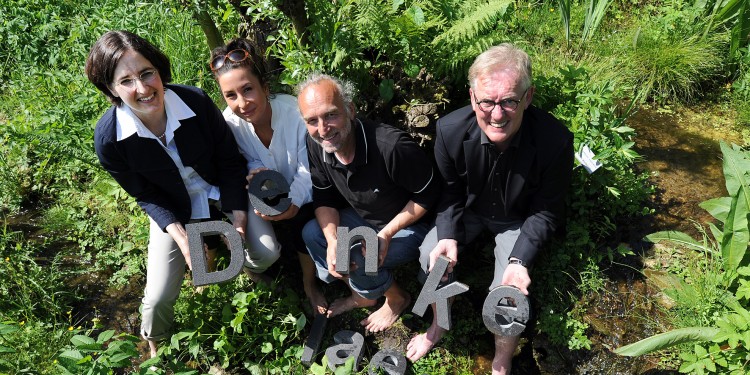 "Denke laessig": Privatdozentin Dr. Patricia Göbel, Linda Kasprowiak (AFO), Herbert Voigt (Botanischer Garten) und Peter Klostermann (v. l.) präsentieren den Schriftzug im Botanischen Garten<address>&copy; WWU - Peter Grewer</address>