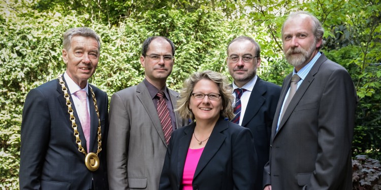 Der Präsident der Akademie, Prof. Dr. Dr. Hanns Hatt (links), mit Prof. Dr. Peter Oestmann, NRW-Wissenschaftsministerin Svenja Schulze, Prof. Dr. Thomas Bauer und Prof. Dr. Harald Strauß (von links)<address>&copy; NRW-Akademie / Andreas Endermann</address>