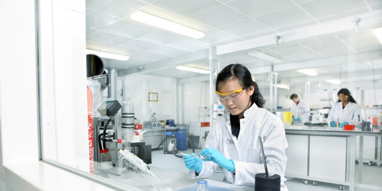 Dr. Jie Li bei der Arbeit im Labor<address>© WWU/MEET</address>