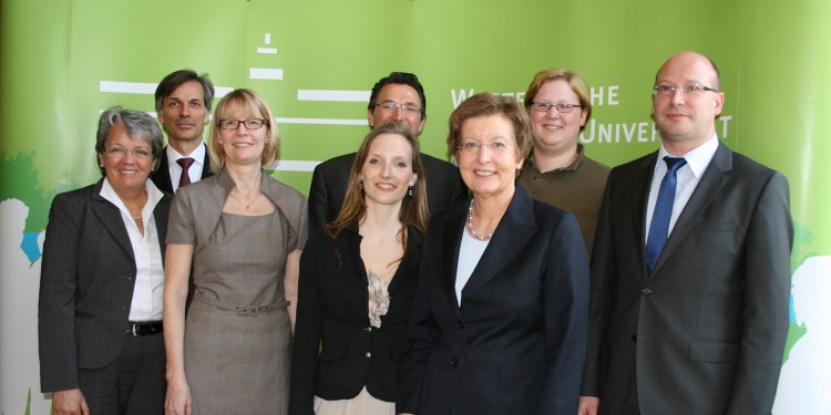 Das Rekorat der WWU unter Leitung von Prof. Dr. Ursula Nelles (3.v.r.) empfängt Vertreter des neuen AStA unter Vorsitz von Philipp Wilhelm (2.v.r.)<address>&copy; WWU - Hanna Dieckmann</address>