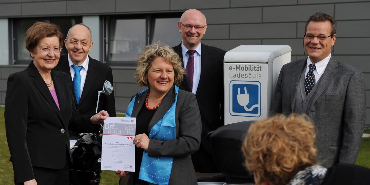 Beim Fototermin: Rektorin Prof. Dr. Ursula Nelles, Dr. Gerhard Hörpel, NRW-Wissenschaftsministerin Svenja Schulze, Prof. Dr. Martin Winter, Prof. Dr. Stefano Passerini (von links)<address>&copy; WWU - Peter Grewer</address>
