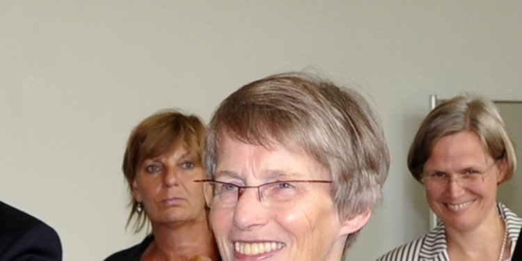 Prof. Dr. Barbara Aland im Sommer 2011, nachdem sie das Bundesverdienstkreuz erhalten hatte<address>&copy; WWU - Privat (Aland)</address>