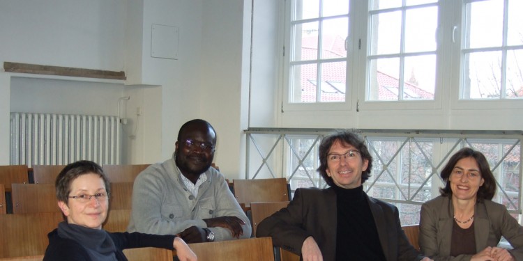 Dr. James Orao (2. v.l.) mit seinen Betreuern Prof. Dr. Martina Wagner-Egelhaaf (l.), Prof. Dr. Mark Stein und Prof. Dr. Dörte Bischoff<address>&copy; WWU</address>