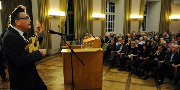 Prof. Dr. Götz Alsmann begeisterte rund 400 Gäste bei seiner Antrittsvorlesung  als Honorarprofessor im münsterschen Schloss.<address>&copy; WWU - Peter Grewer</address>