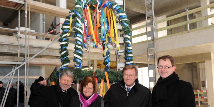 Prof. Dr. Hermann Mattes, Bürgermeisterin Wendela-Beate Vilhjalmsson, Minister Harry Kurt Voigtsberger und BLB-Leiter Markus Vieth (v.l) schlugen die symbolischen Nägel ein.<address>&copy; WWU - Peter Grewer</address>