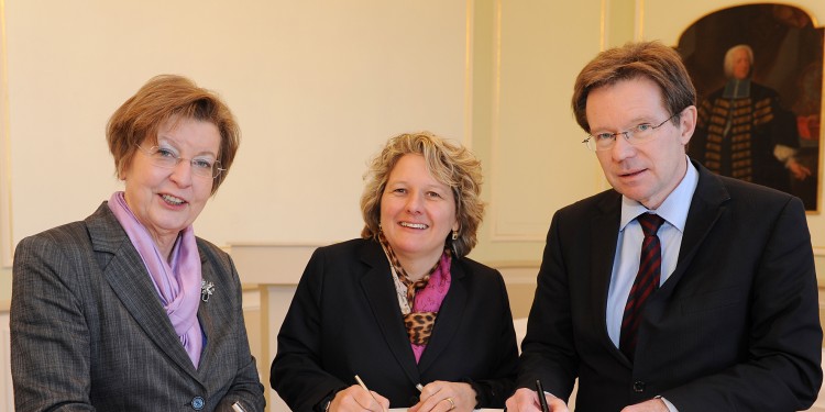 Prof. Dr. Ursula Nelles, Wissenschaftsministerin Svenja Schulze und Prof. Dr. Norbert Roeder (v. l.)<address>&copy; WWU - Peter Grewer</address>