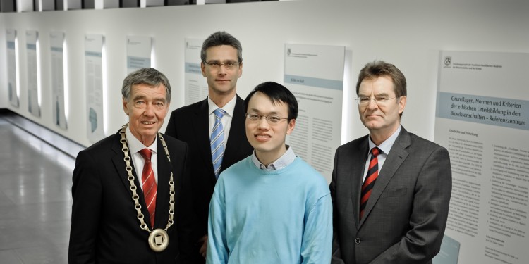 Juniorprofessor Xin Li (2. v. r.) mit Professor Hanns Hatt (Akademiepräsident), Ralf Ruhrmann (Stellvertretender Beiratsvorsitzender Mercator-Stiftung) und  Staatssekretär Helmut Dockter (v. l.)<address>&copy; NRW-Akademie</address>
