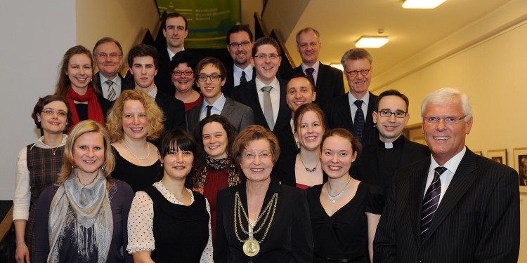 WWU-Rektorin Prof. Dr. Ursula Nelles (1. Reihe, 3. v. l.) hieß alle Preisträger und Ehrentitelträger der Universität Münster im Schloss willkommen. Mehr Bilder finden Sie in der Fotostrecke.<address>&copy; WWU - Peter Grewer</address>