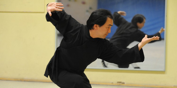 Studienberater Dong Hyeon Yun gibt Kurse beim Hochschulsport der Universität Münster<address>&copy; WWU - Peter Grewer</address>