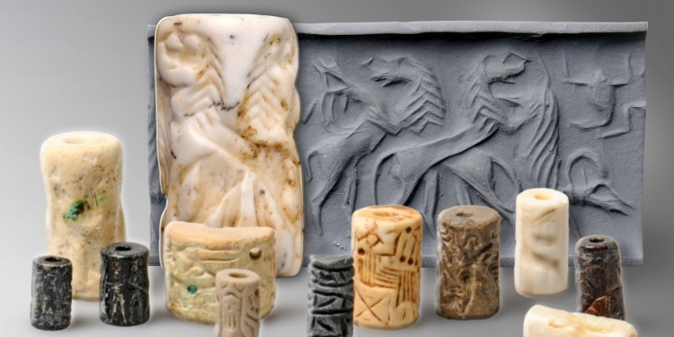 Prof. Dr. Tono Eitel stiftete 13 Rollsiegel.<address>&copy; Archäologisches Museum - WWU Münster</address>