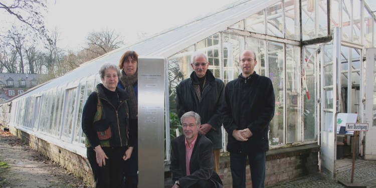 Der Vorstand des Fördererkreis dankt den Spendern. V. l.: Helga Koch-Michaelis, Sabine Dieckmann, Dr. Klaus Tenberge (vorn), Günter Zimmermann, Prof. Dr. Kai Müller<address>&copy; Fördererkreis Botanischer Garten</address>