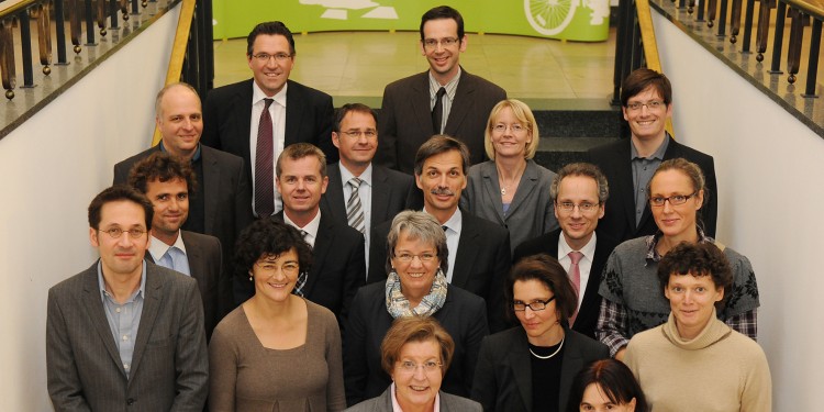 Rektorin Prof. Dr. Ursula Nelles (vorn, 3.v.l.) und das Rektorat begrüßten die neu berufenen Professorinnen und Professoren.<address>&copy; WWU - Peter Grewer</address>