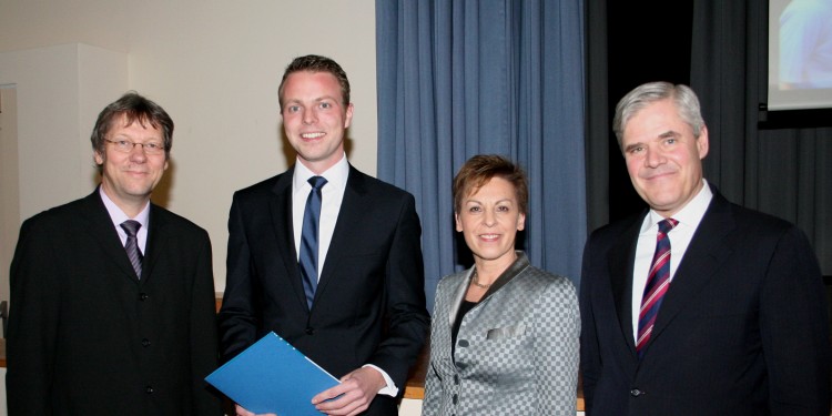 Preisverleihung (v. l.): Prof. Dr. Thomas Apolte, Dekan der Wirtschaftswissenschaftlichen Fakultät, Preisträger Dr. Stephan Naß, Prof. Dr. Theresia Theurl  und Promotionspreis-Stifter Prof. Dr. Andreas Dombret<address>&copy; WWU  - Wirtschaftswissenschaftliche Fakultät</address>