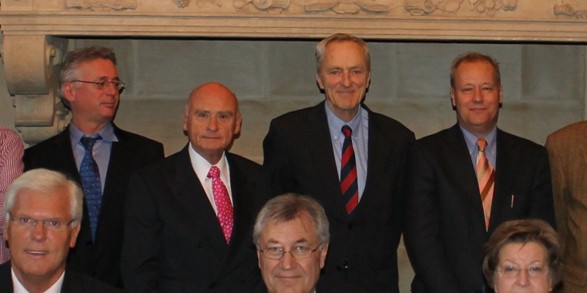 Stabwechsel im Kuratorium des Zentrums für Niederlande-Studien: Dr. Peter Paziorek, Prof. Dr. Klaus Klenke (neuer Kuratoriumsvorsitzender) und WWU-Rektorin Prof. Dr. Ursula Nelles (vorne, v. l.)<address>&copy; WWU</address>