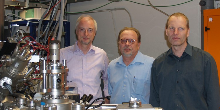 Heinrich Arlinghaus, Johannes Müthing und  Klaus Dreisewerd (v. l.) mit dem "TOF-SIMS/Laser-SNMS-Massenspektrometer", das nun aufgerüstet wird.<address>&copy; WWU</address>