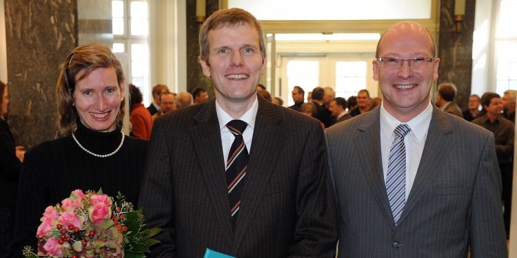 Abschied von der WWU: Kanzler Dr. Stefan Schwartze (Mitte) mit Ehefrau Michaela und Vizekanzler Matthias Schwarte<address>&copy; WWU - Peter Grewer</address>