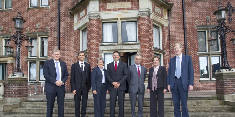 Präsident Roelof de Wijkerslooth de Weerdesteyn (re.), Vizepräsident Dr. Anton Franken (li.) und Rektor Prof. Sebastian Kortmann (3.v.r.) begrüßten das Rektorat der WWU unter Leitung von Prof. Ursula Nelles<address>&copy; Radboud University - Gerard Verschooten</address>