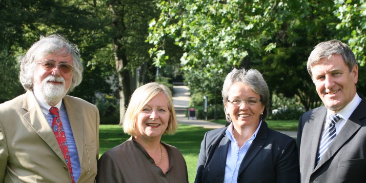 Prof. em. Dr. Hermann-Josef Real, Greta Mulhall, Dr. Marianne Ravenstein und Dan Mulhall, irischer Botschafter (v.l.n.r.)<address>&copy; WWU</address>