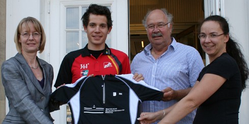 Prorektorin Prof. Dr. Cornelia Denz, Daniel Westmattelmann, Wolfram Seidel (Leiter Hochschulsport) und Dr. Barbara Halberschmidt (Institut für Sportwissenschaft)(v. l.)<address>&copy; WWU-Kristin Woltering</address>