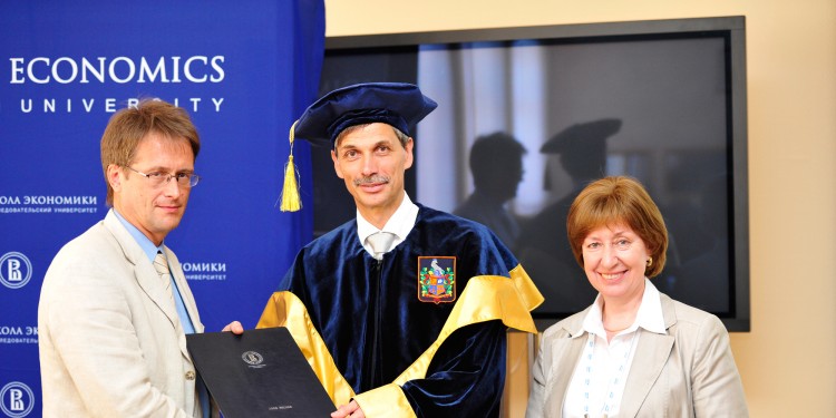 Auszeichnung in Moskau: Vadim Radaev, Prorektor der HSE (l.), und Svetlana Maltseva, Dekanin der Fakultät für Wirtschaftsinformatik an der HSE, überreichten Prof. Dr. Jörg Becker (in der Mitte) die Ehrenurkunde.<address>&copy; Foto: Ramil Sitdikov</address>
