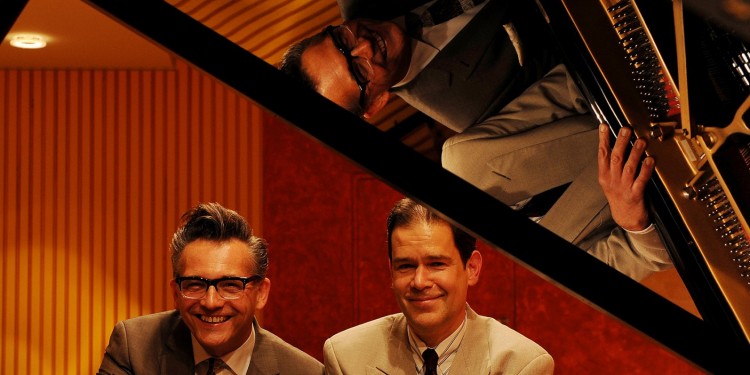 Der Dekan der Musikhochschule, Prof. Michael Keller (r.), ernannte Dr. Götz Alsmann zum Honorarprofessor.<address>&copy; WWU - Grewer</address>