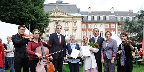 Eingerahmt vom Salonorchester der Musikhochschule: Dr. Stefan Schwartze, Magdalena Siepmann, Abeer Al-Athwari, Medizin-Dekan Prof. Dr. Wilhelm Schmitz und Prof. Dr. Ursula Nelles (v.l.)<address>&copy; WWU - Peter Grewer</address>