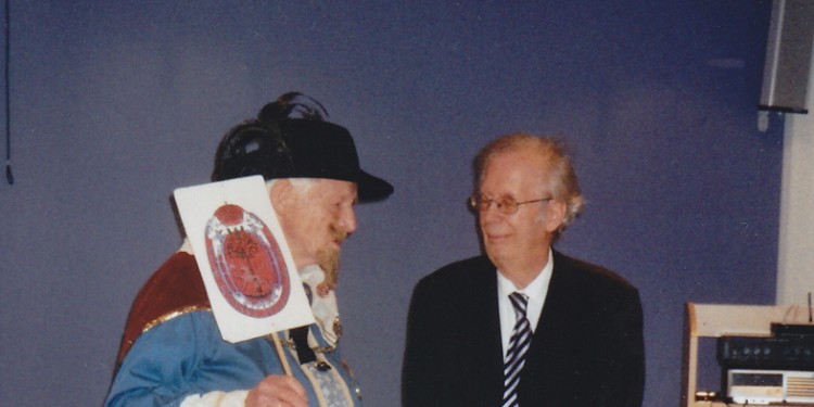 Prof. Dr. Joachim Dorfmüller (rechts) wird von dem Kulturdirektor von Kristiansand, Edvard Brövig, ausgezeichnet.<address>&copy; WWU</address>