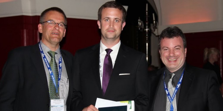 Dr. Clive-Steven Curran (Mitte) bei der Preisverleihung in Hamburg mit Dr. Eelko Huizingh (links) und Iain Bitran von der ISPIM.<address>&copy; ISPIM</address>